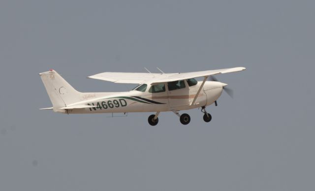 Cessna Skyhawk (N4669D)