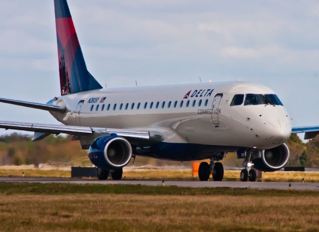 Embraer 175 (N280SY)