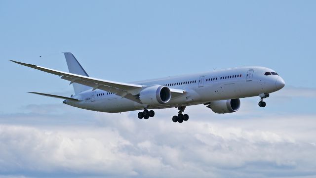 Boeing 787-9 Dreamliner (N789ZB) - BOE789 from KBFI on final to Rwy 16R on 7/21/14. (LN:139 / cn 35422).