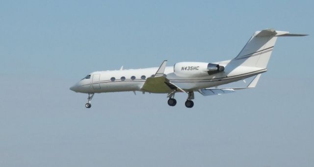 Gulfstream Aerospace Gulfstream IV (N435HC) - On final is this 2001 Gulfstream G-IV from the Autumn of 2020.