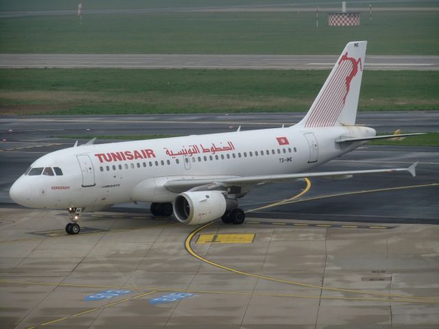 Airbus A319 (TS-IMK) - Tunisair A319-100 TS-IMK having landed on 23L DUS and taxiing to terminal, 05.04.2014.