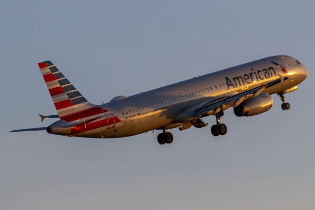 Airbus A321 (N540UW)