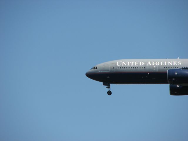 Boeing 777-200 (N779UA) - Landing at KIAD runway 1R