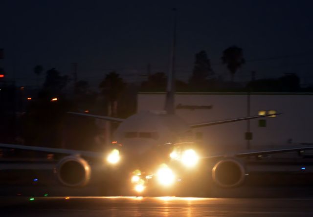 Boeing 737-800 (N3755D)