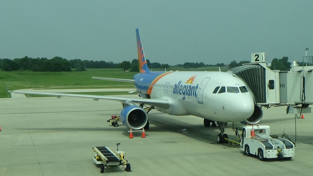 Airbus A320 (N284NV) - A beautiful A320 parked at Gate 2 at Springfield (SGF)! Date - Aug 5, 2021