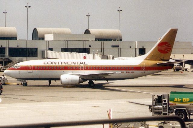 BOEING 737-300 (N47332) - Seen here on 14-Apr-91.  With Continental from Aug-86 to Jan-09.  Broken up at KOPF.