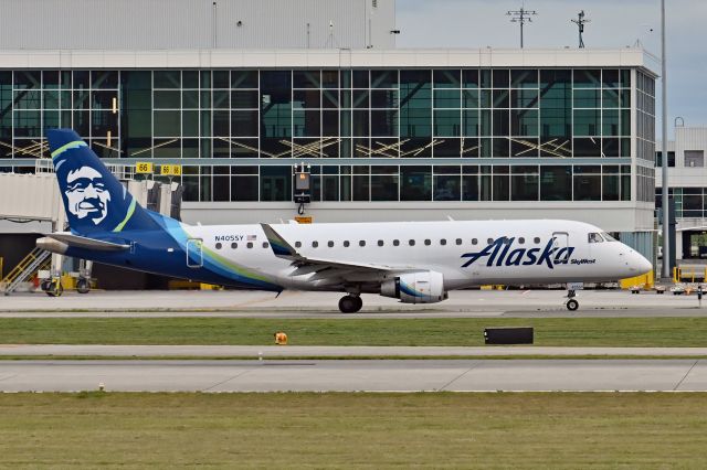 Embraer 175 (N405SY)