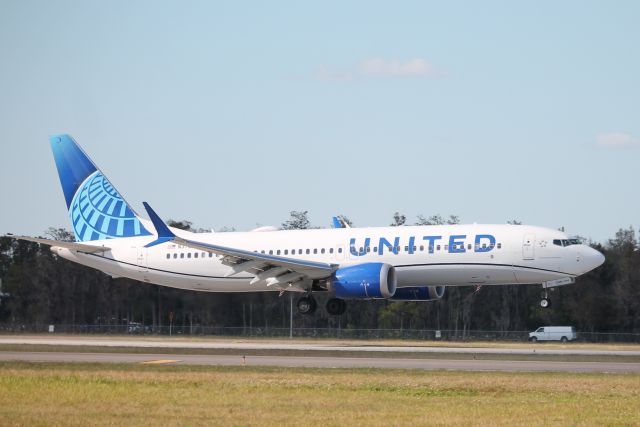 Boeing 737 MAX 8 (N37325) - UAL2343 EWR-RSW 12/4/24 