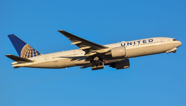 Boeing 777-200 (N204UA) - United 777-222ER departing George Bush Intercontinental Airpot IAH in Houston, Tx. 