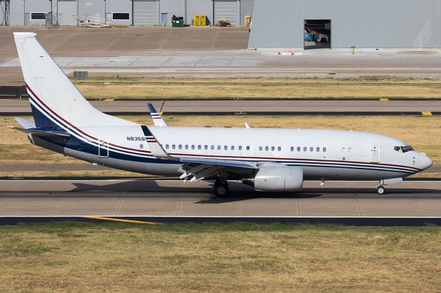 Boeing 737-700 (N835BA)