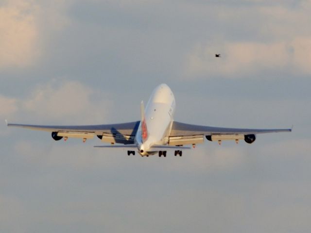 Boeing 747-400 (B-18715)