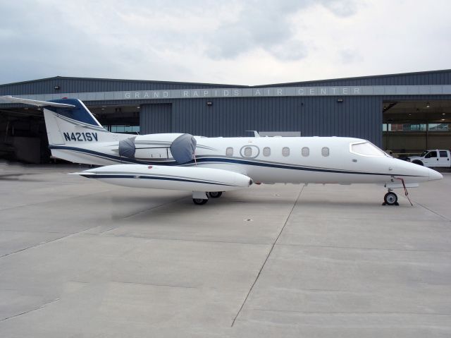 Learjet 35 (N421SV)