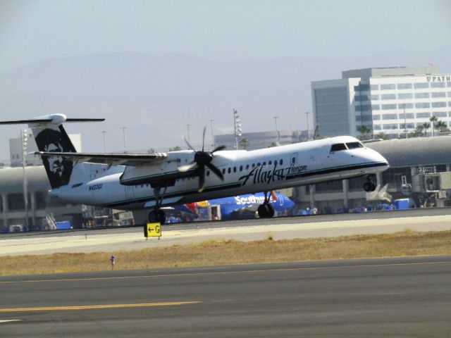 de Havilland Dash 8-400 (N432QX) - Taking off RWY 20R