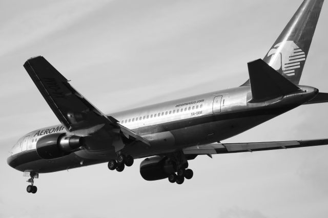 BOEING 767-200 (XA-OAM) - Landing runway 027L at LHR.