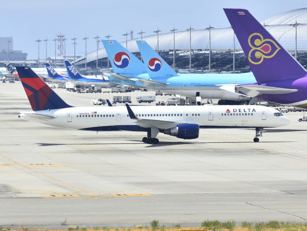Boeing 757-200 (N822DX)