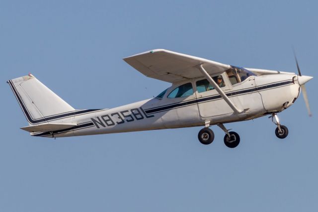 Cessna Skyhawk (N8358L)