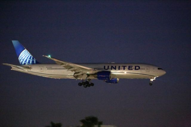 Boeing 777-200 (N798UA)