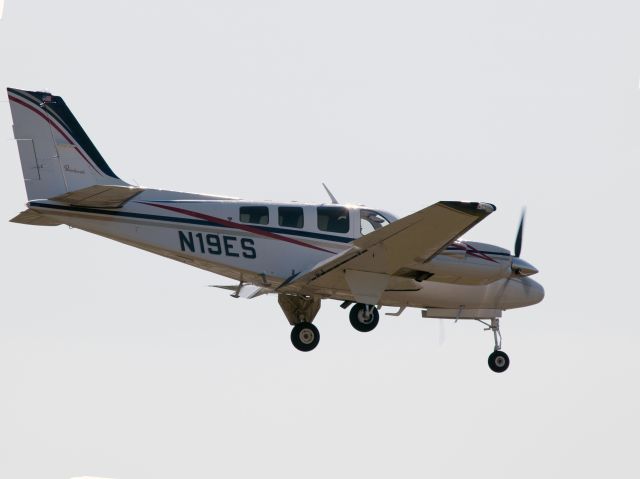 Piper Cherokee Arrow (N19ES) - Landing runway 26.