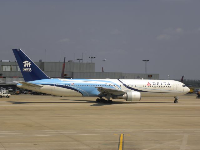 BOEING 767-300 (N171DZ)