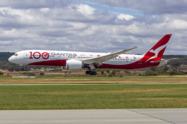 Boeing 787-9 Dreamliner (VH-ZNJ) - Qantas (VH-ZNJ) Boeing 787-9 Dreamliner landing at Canberra Airport.