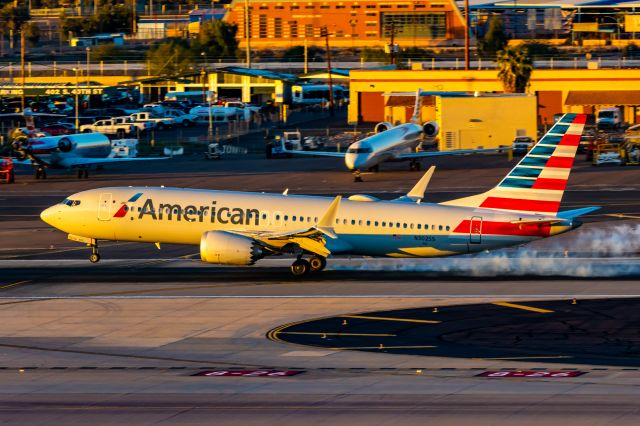 Boeing 737 MAX 8 (N302SS) - American Airlines 737 MAX 8 landing at PHX on 12/9/22. Taken with a Canon R7 and Tamron 70-200 G2 lens.