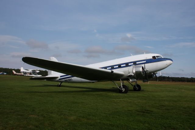 Douglas DC-3 (N61981)