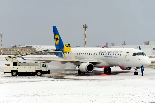 Embraer ERJ-190 (UR-EMC)