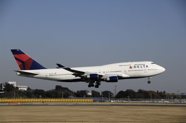 Boeing 747-400 (N666US) - Landing at NRT Airport Runway 16R on 2011/12/12