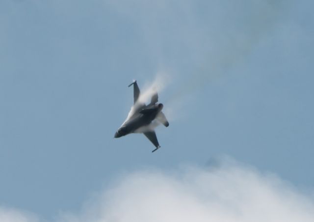 Lockheed F-16 Fighting Falcon (91-0398) - Nice vapor.