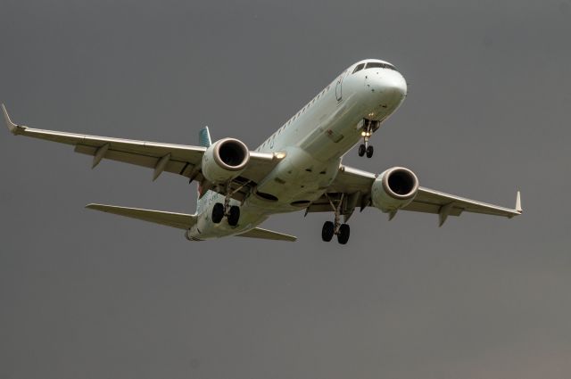 Embraer ERJ-190 (C-FHIU)