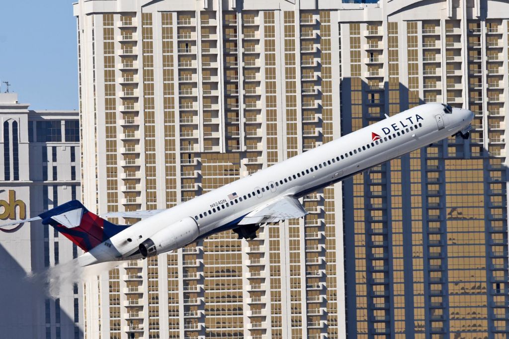 McDonnell Douglas MD-90 (N924DN)