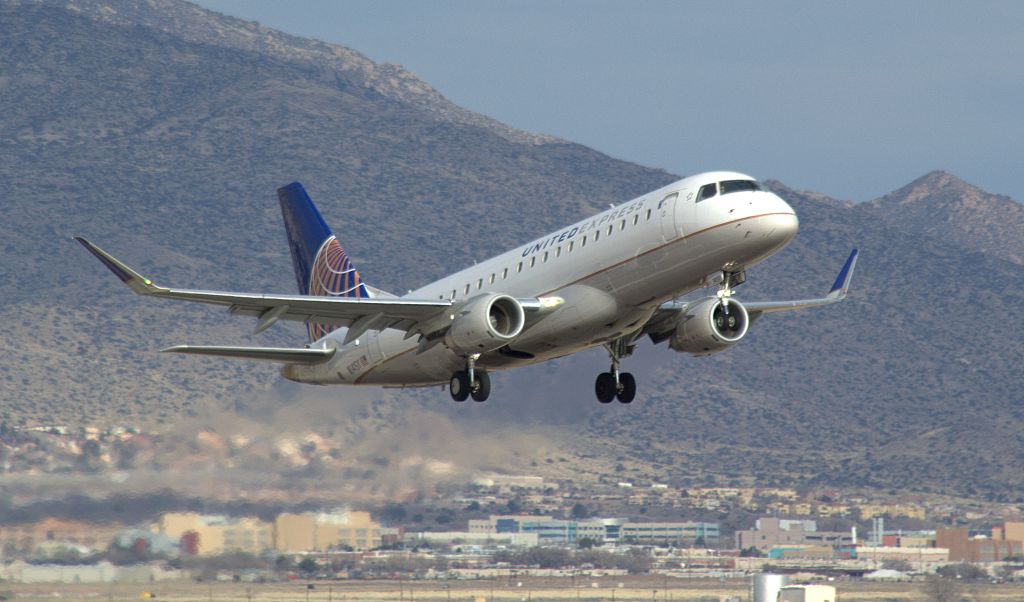 Embraer 175 (N141SY)