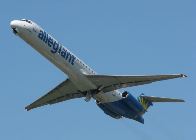 McDonnell Douglas MD-83 (N893GA) - Off of runway 14 at the Shreveport Regional airport.