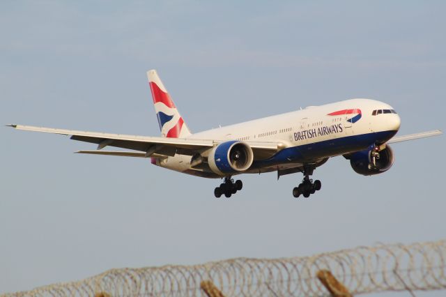 Boeing 777-200 (G-VIIE) - A British Airways B777-200 on final approach into LHR, landing on runway 27R.br /br /Location: Northern Perimiter Road, Beside Runway 27R.br /Date: 16.06.22 (dd/mm/yy).