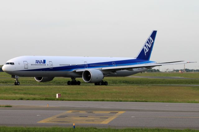 BOEING 777-300ER (JA736A)