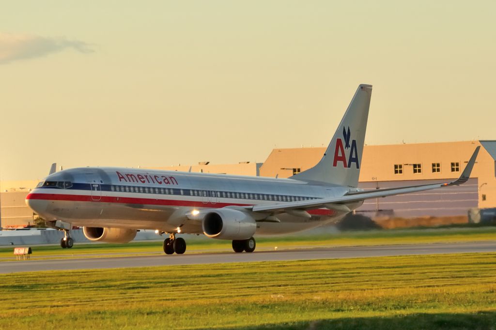 Boeing 737-800 (N878NN)