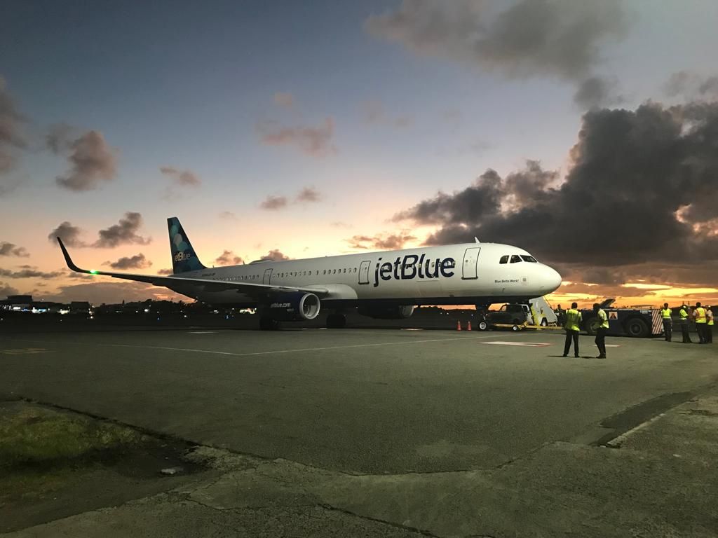 Airbus A321 (N954JB)