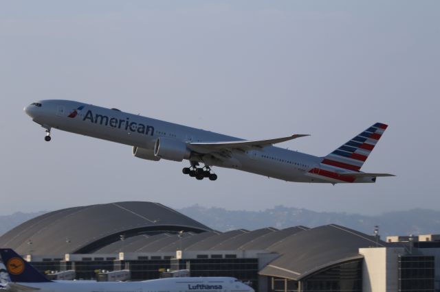 BOEING 777-300ER (N725AN)