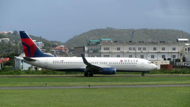 Boeing 737-800 (N395DN)