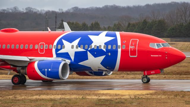 Boeing 737-700 (N922WN) - December 23, 2018, Nashville, Tennessee -- Southwest 5379 taxiing to gate C-19. The cold rain had just slowed a bit and winds were gusting to 25. Uploaded in low-resolution. Full resolution is available at cowman615 at Gmail dot com. cowman615@gmail.com