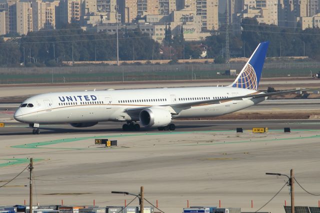 BOEING 787-10 Dreamliner (N12003) - 29/12/2022: Flight from Newark (EWR) taxi to the gate.