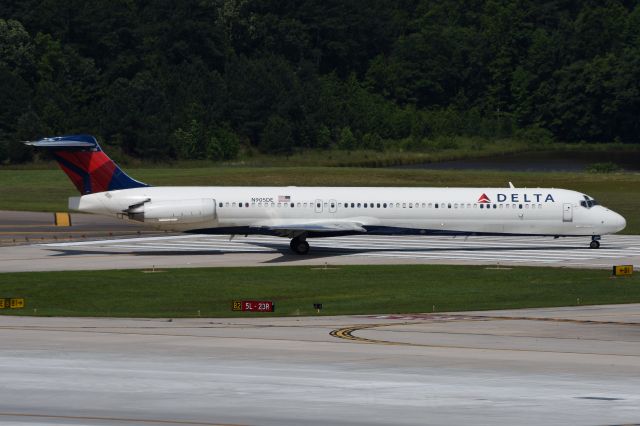 McDonnell Douglas MD-88 (N905DE) - One of the last departures for this old bird