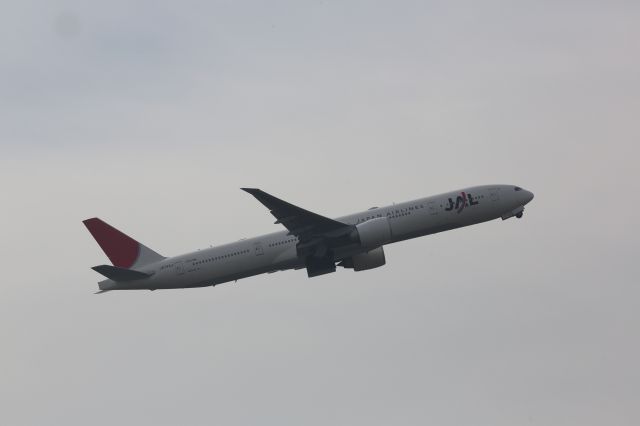 BOEING 777-300 (JA743J)