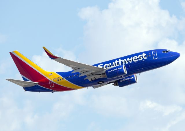 Boeing 737-700 (N7854B)