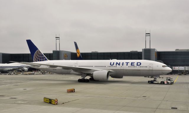 Boeing 777-200 (N776UA) - United Airlines Boeing 777-222 N776UA in Frankfurt 