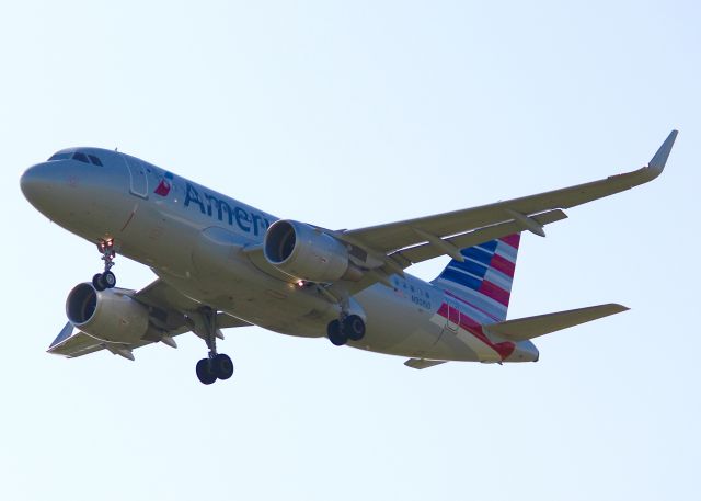 Airbus A319 (N9015D) - At DFW.