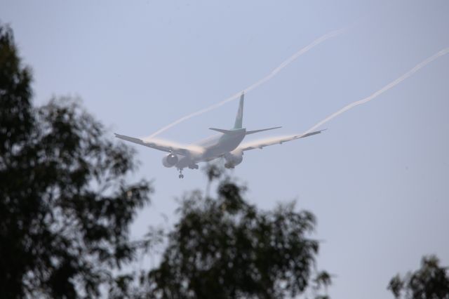 BOEING 777-300ER (B-16726)