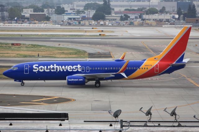 Boeing 737-800 (N8657B)