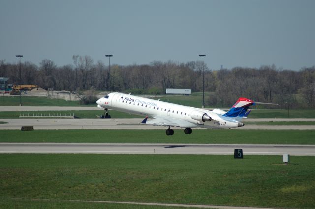 Canadair Regional Jet CRJ-700 (N709EV) - taking off 18L