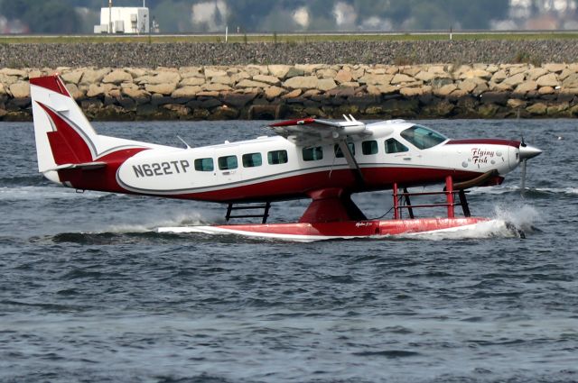 Cessna Caravan (N622TP) - 'Shoreline 62' taxiing out of Boston Harbor for departure to Plymouth, MA